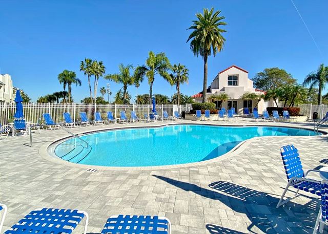 ResortRentalsUS's tweet photo. ☀️ 🏖️ Looking for the perfect Florida beach vacation? Relax and escape the crowds at Vista Verde 236. A charming 2-bedroom 2-bath condo that sleeps 6. Learn more at: https://t.co/REohsbXMbI #ResortRentals #TheUltimateRandR #July4thHolidayWeekend #July4Getaways #StPeteFl https://t.co/8x8xYpoBic