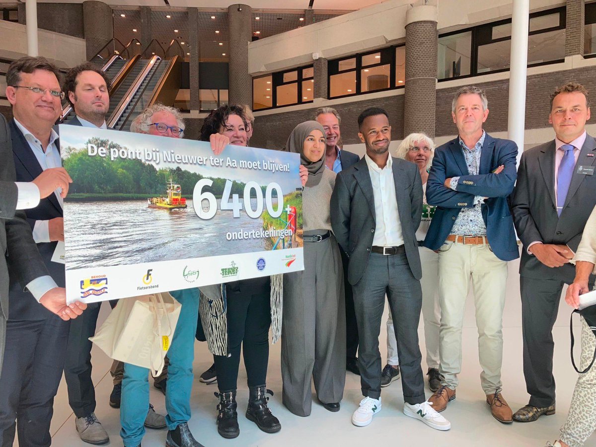 Het pontje bij Nieuwer Ter Aa moet blijven! Petitie overhandigd namens onder meer <a href="/fietsersbond/">Fietsersbond</a> <a href="/wandelnet/">Wandelnet</a> @Fietsplatform #laatonsnietzwemmen