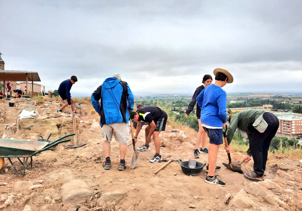 museunoguera's tweet photo. DIA 2 #CotaZero2022 ▶️ El dia comença rúfol i amb ambient fresc ☁️.
Continuem amb les tasques de neteja superficial ⛏ a la part sud-est del #CastellFormos i excavem les estructures i murs que van sortint.
#SomCulturaBalaguer #EstiudeMuseus
#Arqueologia https://t.co/FfiBTDWC2G