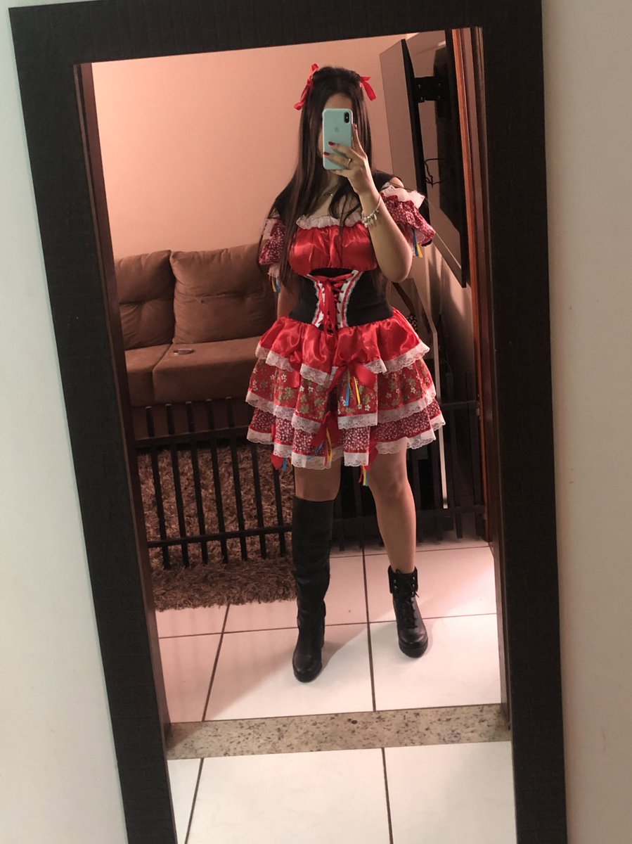 ngm no meu wpp responde, então me ajudem vcs, coturno ou bota??