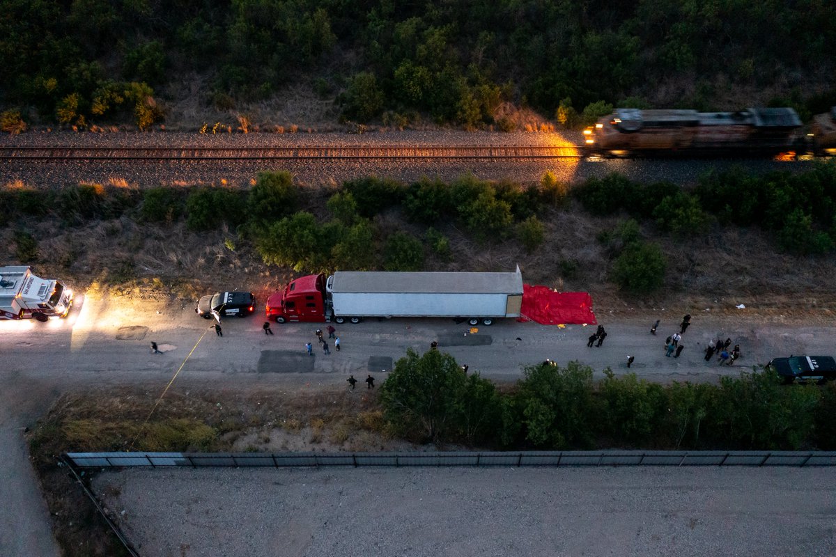 Al menos 50 migrantes fueron encontrados muertos en un remolque abandonado cerca de San Antonio, #Texas. 

Aparentemente quedaron sin agua con un calor de 40 °C, dicen las autoridades. 16 sobrevivientes, incluidos 4 niños, fueron hospitalizados y 3 personas están arrestadas.