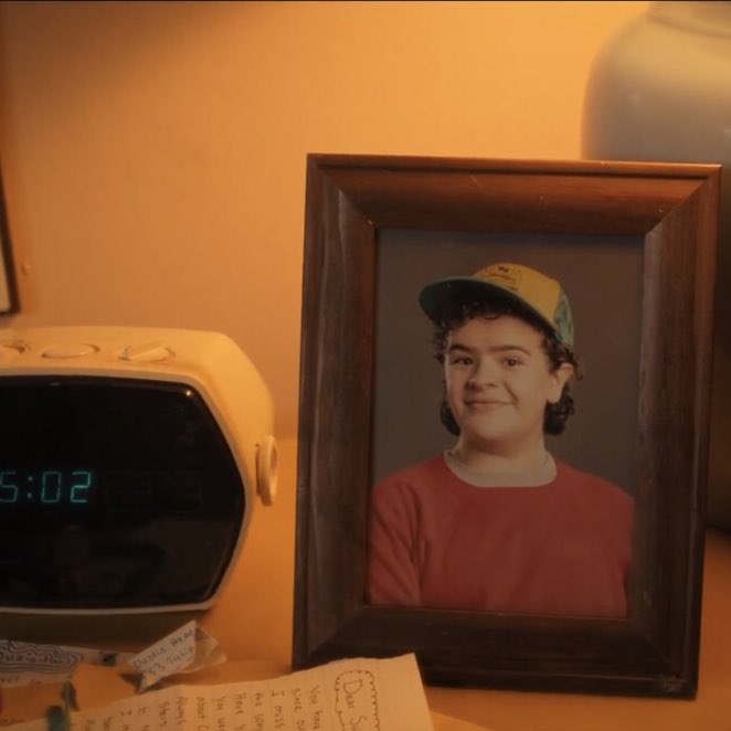 duziethinker's tweet photo. suzie’s framed picture of dustin next to her bed featuring part of a cute letter he wrote her :( <3 https://t.co/kBL5j1YoIW