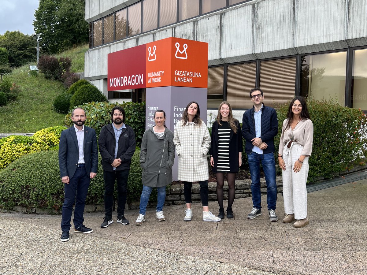 Gradu-amaierako euskarazko proiektuen sariak:
Zuriñe Muneta <a href="/MU_gep/">Mondragon Goi Eskola Politeknikoa</a>|eko ikasleak lehen saria lortu du, #Galbaian|entzat egindako lanagatik, eta Amaiur Mendi fakultate bereko ikasleak 2. saria eskuratu du, <a href="/IKERLANofficial/">IKERLAN</a>|entzat egindako proiektuagatik

ow.ly/nQcF50JJwH5