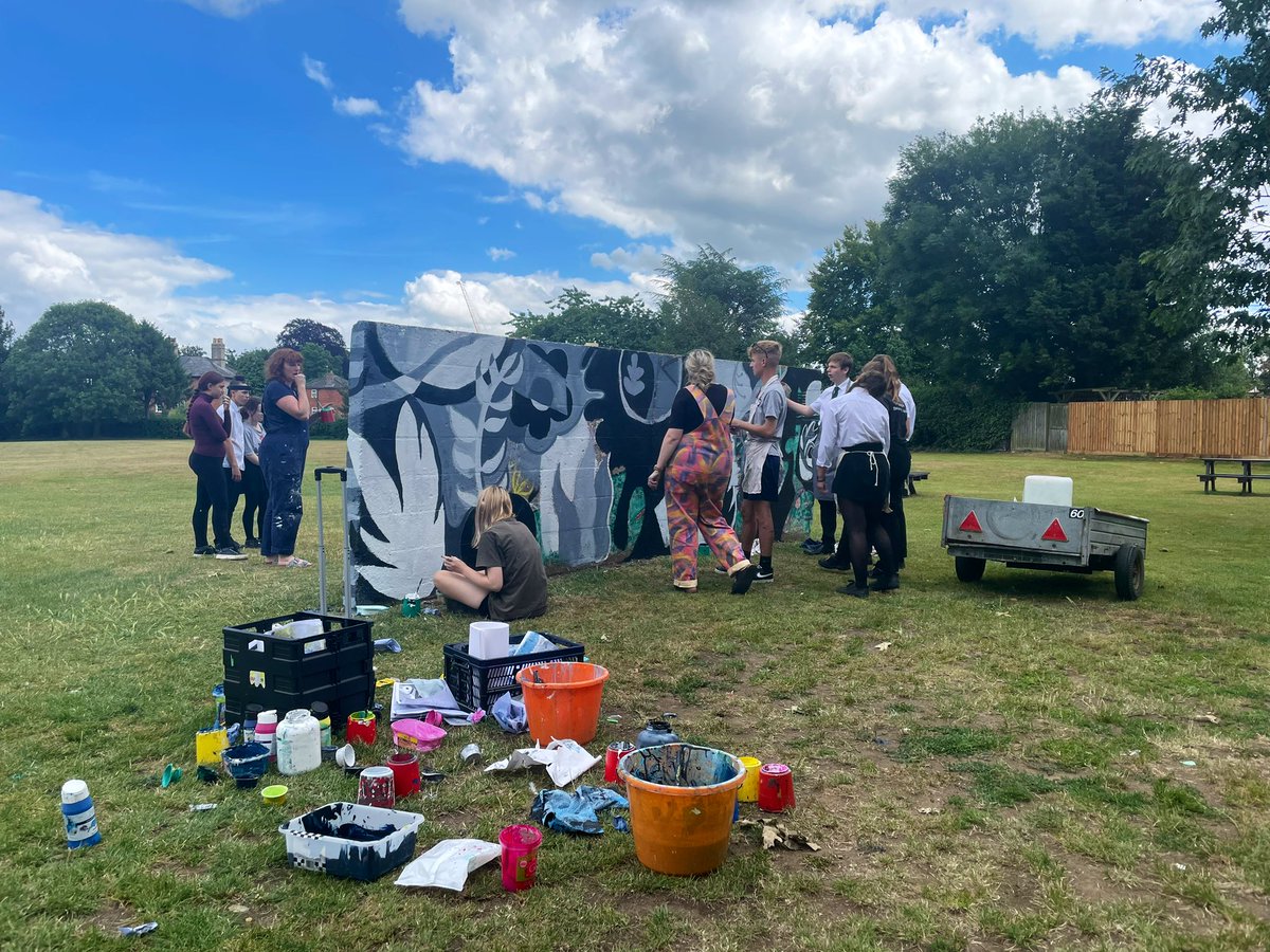 One minute I’m dressed as a unicorn with the great @MrDStagg visiting children in reception <a href="/HarlestonCE/">Harleston C.E. Primary Academy</a> and the next I’m with Y10 students and staff from <a href="/SancroftArt/">Harleston Sancroft Expression</a> working on a community project. 🦄🎨

Such a wonderful place to work #HarlestonFamily💜