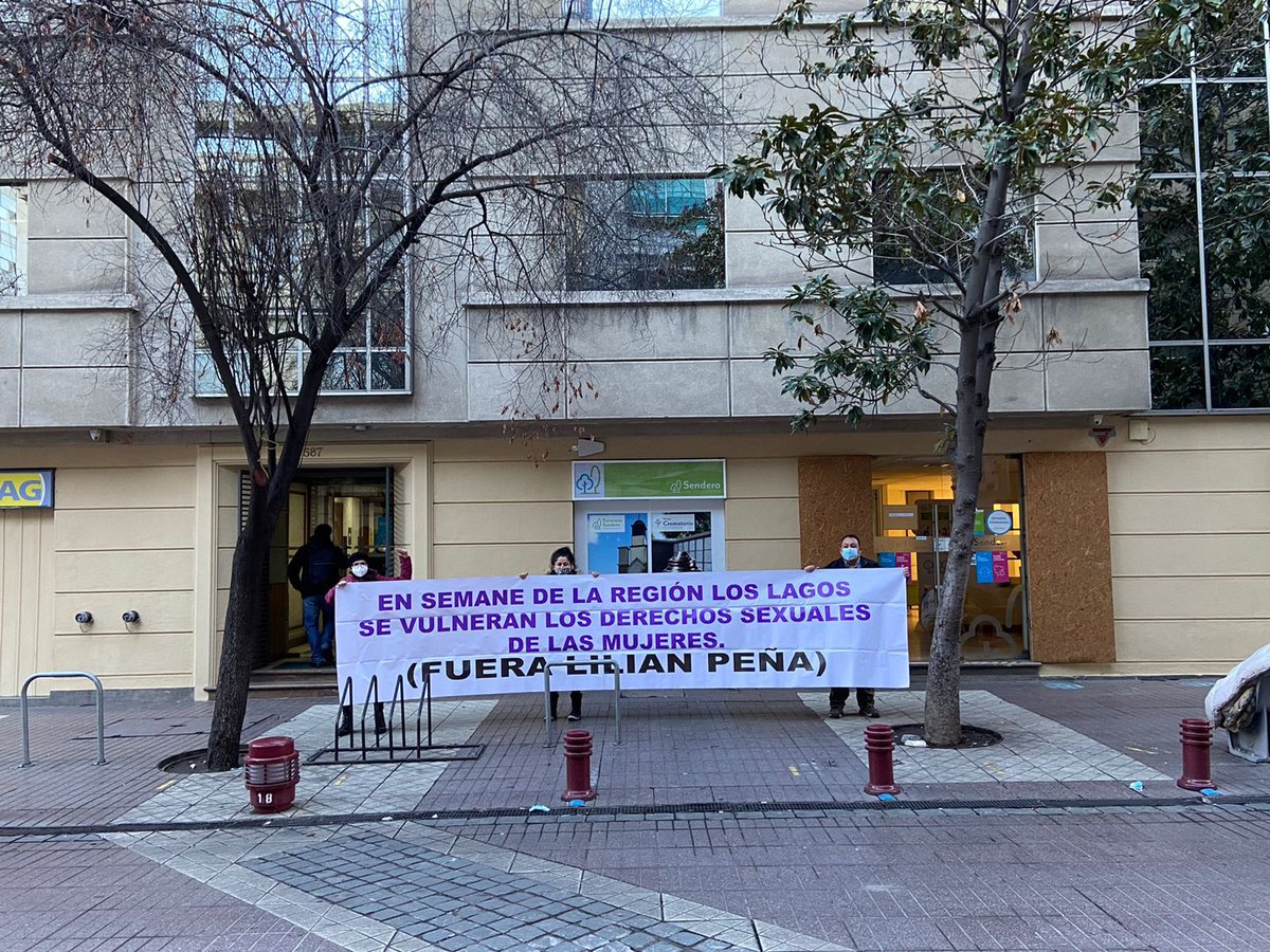 Funcionari@s exigen la salida de la Directora del SENAME Los Lagos por su indolencia y su nulo actuar ante las numerosas acusaciones de #AcosoSexual y #MaltratoLaboral <a href="/mriost/">Marcela Rios Tobar 💚💜</a> <a href="/totiorellanag/">Antonia Orellana (ella/she)</a> @gabrielboric <a href="/ANFUSEM/">Anfusem SernamEG</a> <a href="/anfummeg/">Anfummeg MinMujeryEG 💜✊💚</a>