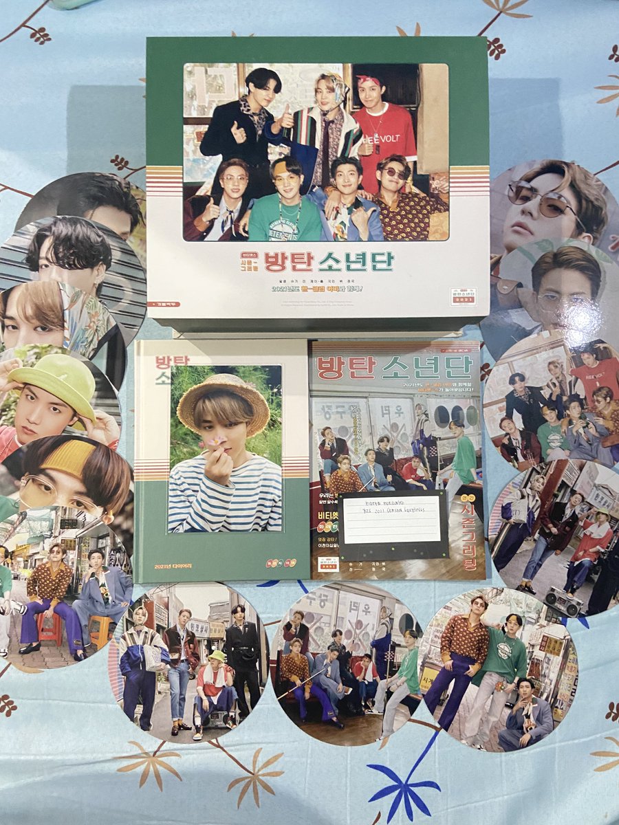 Carmygenecart's tweet photo. WTS LFB PH ONHAND HELP RT #carmygenecartsell

BTS 2021 SEASON GREETINGS 

₱1,500

Inclusion :
Jimin Postcard
Photobook
Diary
Complete miniposter
Outbox
 
🏷 bts rm jin suga jhope jimin V jungkook sg2021 season greetings https://t.co/33lbcoDRhb
