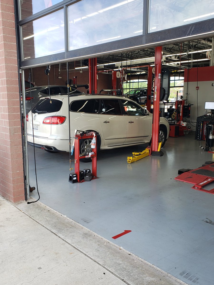 jwstaton1978's tweet photo. #TireDiscounters on Thompson in front of Kroger. Good people here 👍👍 New Shoes for the Buick. Thank goodness the Silverado doesn't need any right now. 💰 https://t.co/wQ4hA7Eefr