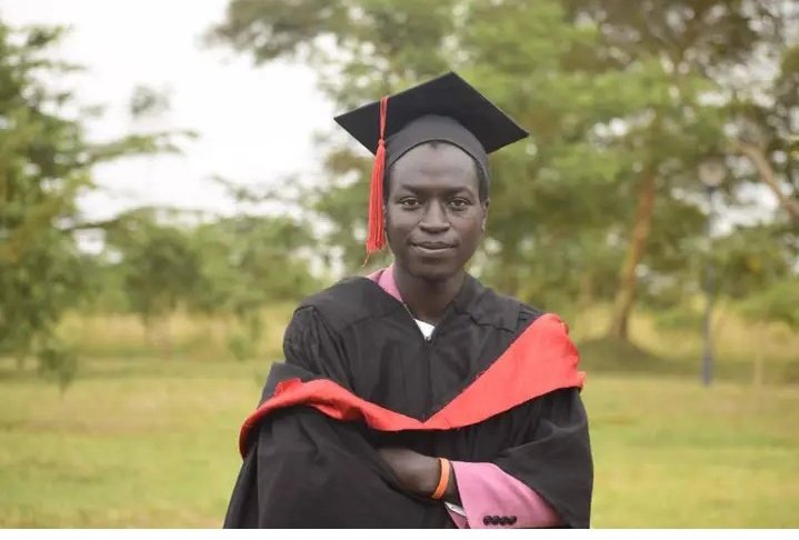 fcstraight's tweet photo. Hardwork and Determination both on and off the pitch. Straight Fc celebrates legends Alpha, Kevin, Evans and Romario as they graduate #JKUAT38thGrad .

Let no one say you never graduated guys😂😂 We are your witnesses👏👏🎓

#straightfc https://t.co/jam1pYwtU8