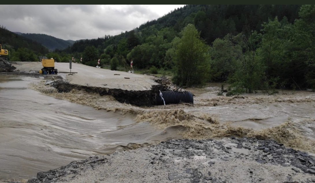 cidetanitim's tweet photo. İlçemize çok yakın ve hepimizin yolu İstanbula düştüğünde geçtiğimiz #Bartın sel altında. Belirli periyotlarla sel basıyor bölgemizi. İşin siyaset boyutunu tartışmak istemiyoruz. Ama yakın bir zamanda Ankara'daki sel üzerinden siyaset yapan Melih Gökçek https://t.co/f0jFcqKNh6