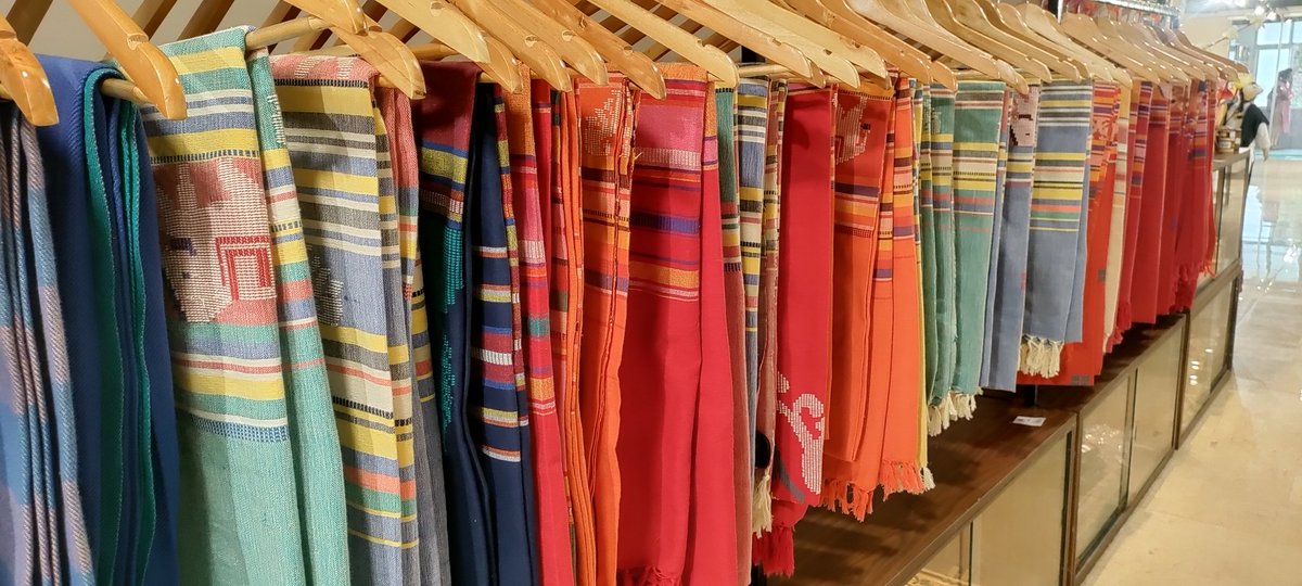 gauravujay_raj's tweet photo. Visited #Handloom and #Handicraft Haat opened at Frazer Road, Patna last week. Mesmerised to see the wide range of beautiful artefacts of #Manjusha #Mithila #Tikuli #Sikki #Sujani #BawanBooti #Bamboo #PaperMachie. Must visit. Kudos to @umsasbihar. https://t.co/64kTSBL3AC