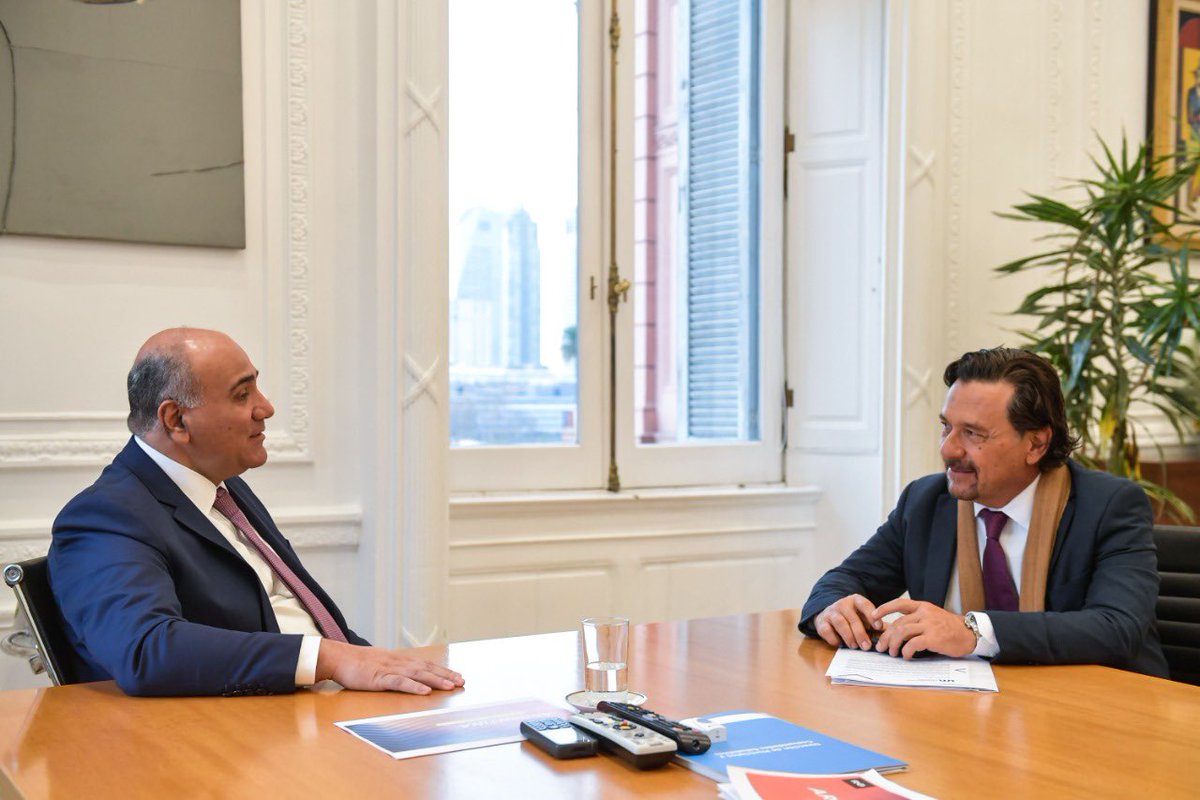 En <a href="/CasaRosada/">Casa Rosada</a>, me reuní con el jefe de Gabinete de la Nación, <a href="/JuanManzurOK/">Juan Manzur</a>, para avanzar en soluciones concretas a las problemáticas referidas al faltante de combustible. Además, conversamos sobre los proyectos que llevamos adelante en nuestra provincia. 

@JefaturaAR