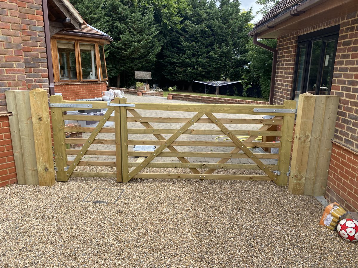 Gary’s clients were delighted with the ‘7 Bar’ gates we manufactured. A departure from the 5 Bar type with the idea of keeping their dogs in 😺… #farmgates #5bargates #harlow #hertfordshire #essex #gates #dogs
