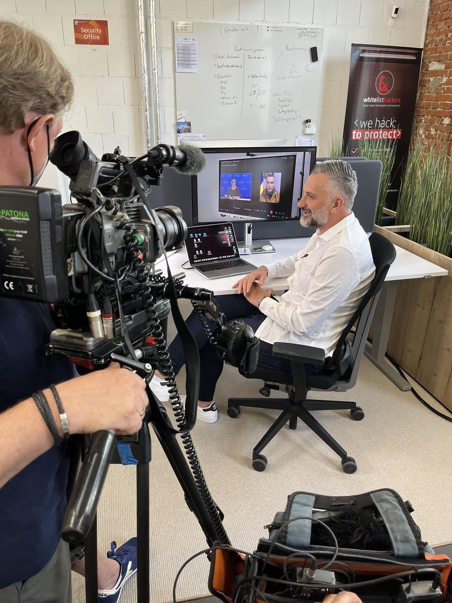 wlhackers's tweet photo. Heute bei uns zu Gast @sternde. Morgen ab 22:35 Uhr bei SternTv einschalten! @MadlFl klärt mit Hilfe unseres Azubis Mika zum Thema #deepfakes auf. https://t.co/NmNy8WxWZx
