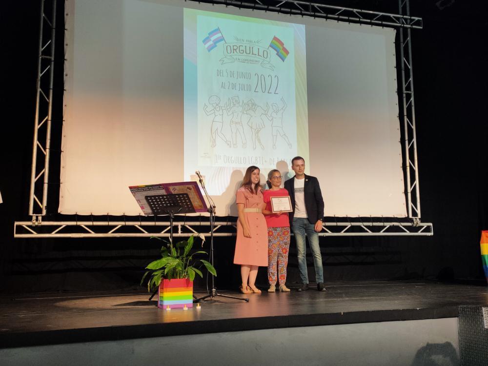Montu_Diverso's tweet photo. Esta mañana hemos participado en el acto institucional del @AytoParla del Día del #OrgulloLGTBI, en la @Juventud_Parla Pedro Zerolo. 
Además, ¡nos han entregado un diploma en reconocimiento a nuestra labor en la lucha por los derechos LGTBI! 😍
#ParlaConOrgullo #EscuelasDiversas https://t.co/LvbFPQ8umD