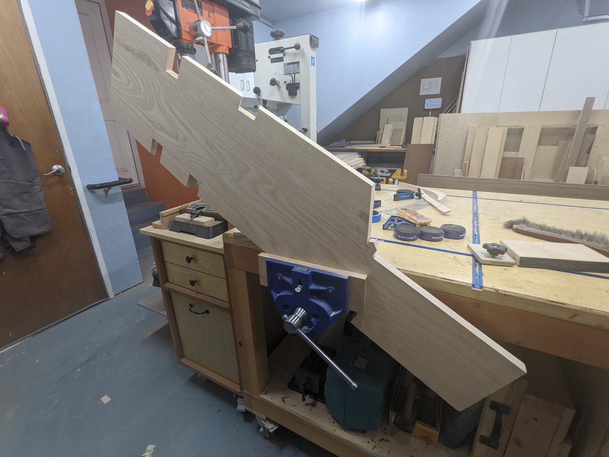 TianWoodwork's tweet photo. Some sketchy cuts with tablesaw and handsaw mixed to make these last two huge notches. Cleaned up board ends with router trim bits as well. #project59 https://t.co/RFW1rGt5fR