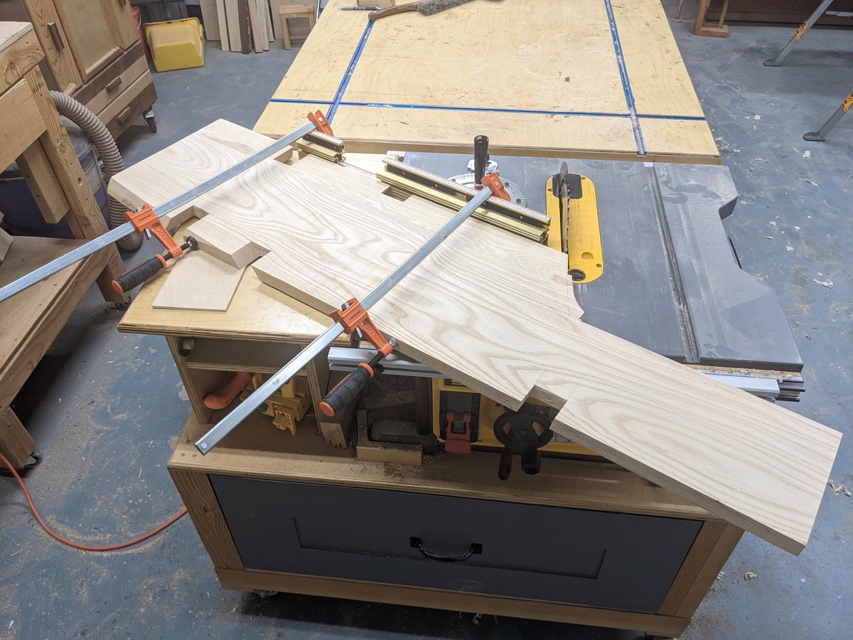 TianWoodwork's tweet photo. Some sketchy cuts with tablesaw and handsaw mixed to make these last two huge notches. Cleaned up board ends with router trim bits as well. #project59 https://t.co/RFW1rGt5fR