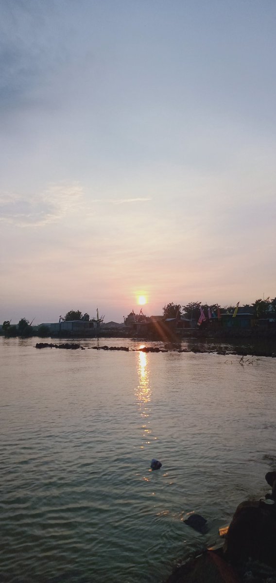 hasaniqueen's tweet photo. Tak semuanya terlihat baik² saja,,
Dia yang terlihat indah tiba² saja pergi berlalu 🌄
#senjamanja🙂 https://t.co/aDXlFiegsl