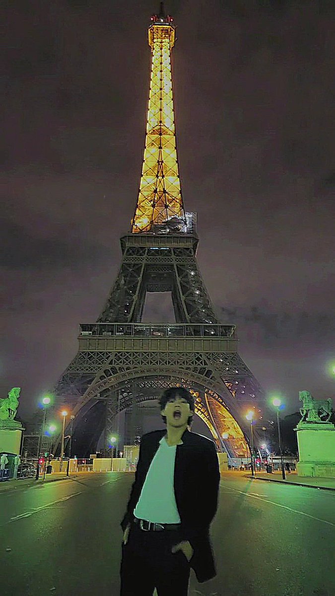 nailyswmn's tweet photo. taehyung in paris really kills https://t.co/yt9tmcoQnS