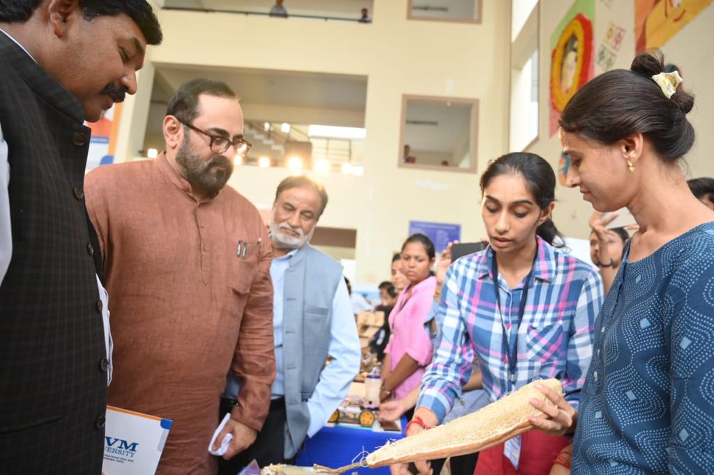 RajeevRC_X's tweet image. Inaugurated the AICTE‘s Idea Lab  at CVM University, #Anand n met young #innovators #startups &amp;amp; #students  

#Youth4NewIndia #RCinGujarat 
@GoI_MeitY @CMOGuj @CRPaatil @kuberdindor  @adit_cvmu