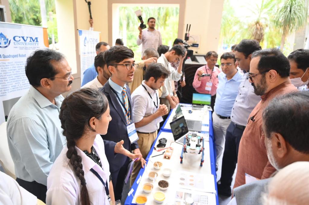 RajeevRC_X's tweet image. Inaugurated the AICTE‘s Idea Lab  at CVM University, #Anand n met young #innovators #startups &amp;amp; #students  

#Youth4NewIndia #RCinGujarat 
@GoI_MeitY @CMOGuj @CRPaatil @kuberdindor  @adit_cvmu