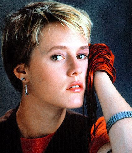 Happy Birthday to Mary Stuart Masterson . 