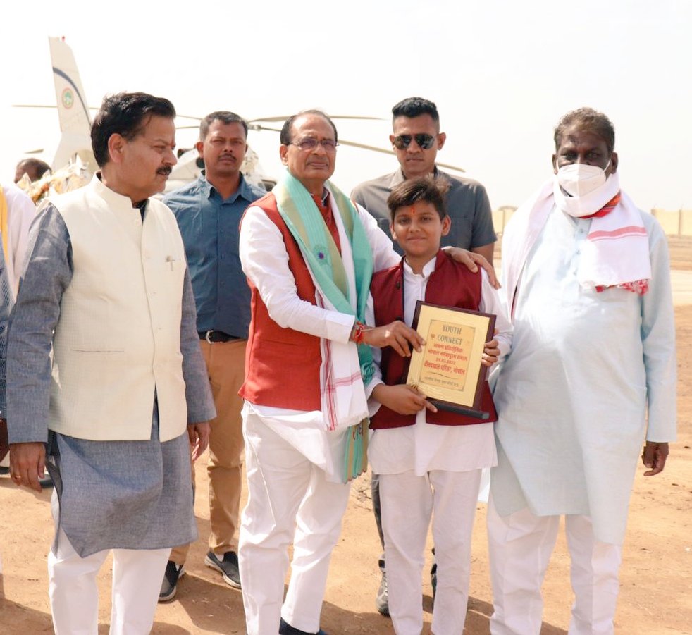 माननीय मुख्यमंत्री जी के माध्यम से शिरीष शर्मा को भोपाल संभाग से प्रथम आने पर  सम्मान पत्र प्रदान किया गया।म.प्र. के मुख्य मंत्री माननीय शिवराज सिंह चौहान जी, माननीय विधायक ठा.रामपाल सिंह राजपूत जी एवं माननीय प्रभू राम चौदरी जी का मै शिरीष शर्मा ह्रदय से बहुत आभार प्रकट करता हूं।
