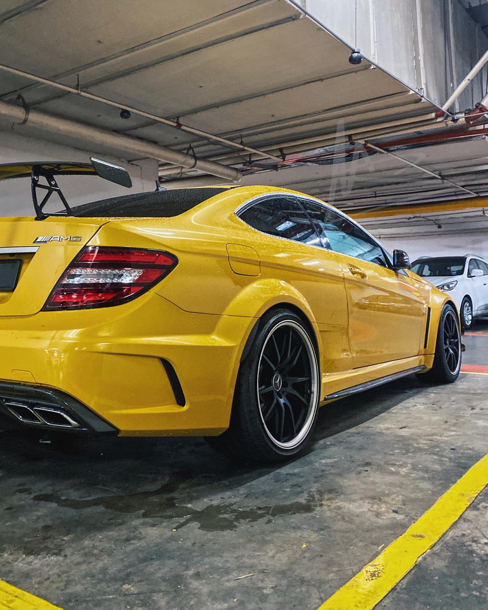carpxrnpicx's tweet photo. C63 AMG Black Series https://t.co/JdqmhWTC1q
