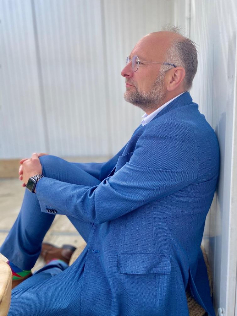 LEC_IV's tweet photo. Vorige maand is hij gestart als programmamanager LEC industriële veiligheid. In een interview vertelt @ron_bouwman hoe de combifunctie Hoofd IV @Vr_RR / programmamanager #LECIV lokte en hoe hij aankijkt tegen het domein #industrie en #destilleren.
https://t.co/mCgG3oqdap
🚒🏭🥃 https://t.co/jG6LVW1j8t