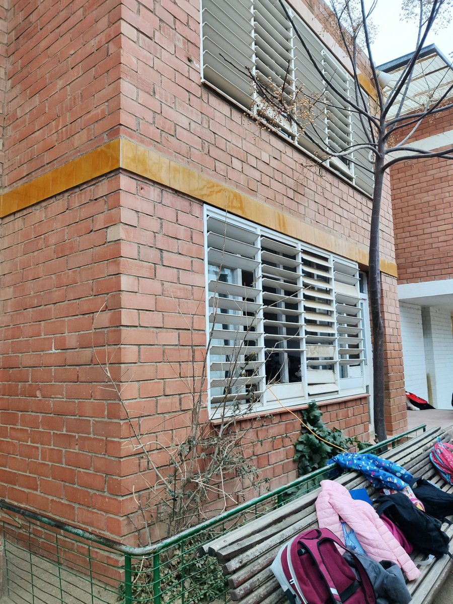 FemPinyaCoro's tweet photo. Casa sense fonament, se l'endú un cop de vent.
Onada de calor i el sol fins al rebedor. 
Sense parasol, sense aïllament ni control de temperatura. (2/5)
#VolemEdificiNou https://t.co/SiPcnNYDxj