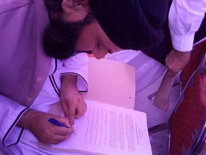 چیٸرمین وی سی برارکوٹ قاٸد سنی تحریک امیر شہدا ٕ اہلسنت محمد سلیم قادری کے سپاہی
#انجنیٸر_عامر_شہزاد_مغل
نے اپنے عہدے کا حلف اٹھا لیا بہت بہت مبارک ہو.
اللہ پاک آپکو علاقے کی ترقی اور فلاح و بہبود کے لیے ہمت اور استقامت سے کام کرنے کی توفیق عطا فرمائے.

#قائد_کی_تحریک_سنی_تحریک