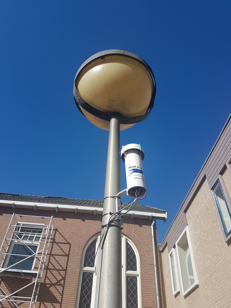 Wordt het weer een hete droge zomer? En wat gebeurt er dan met je groene dak of met het vocht in de bodem? 
Wil je dat weten en zelf onderzoeken?  Bouw een meetkastje en je kunt direct aan de slag. 
Er zijn nog een paar plekken voor de workshop op 10 juli 
meetjestad.net/nl/workshops