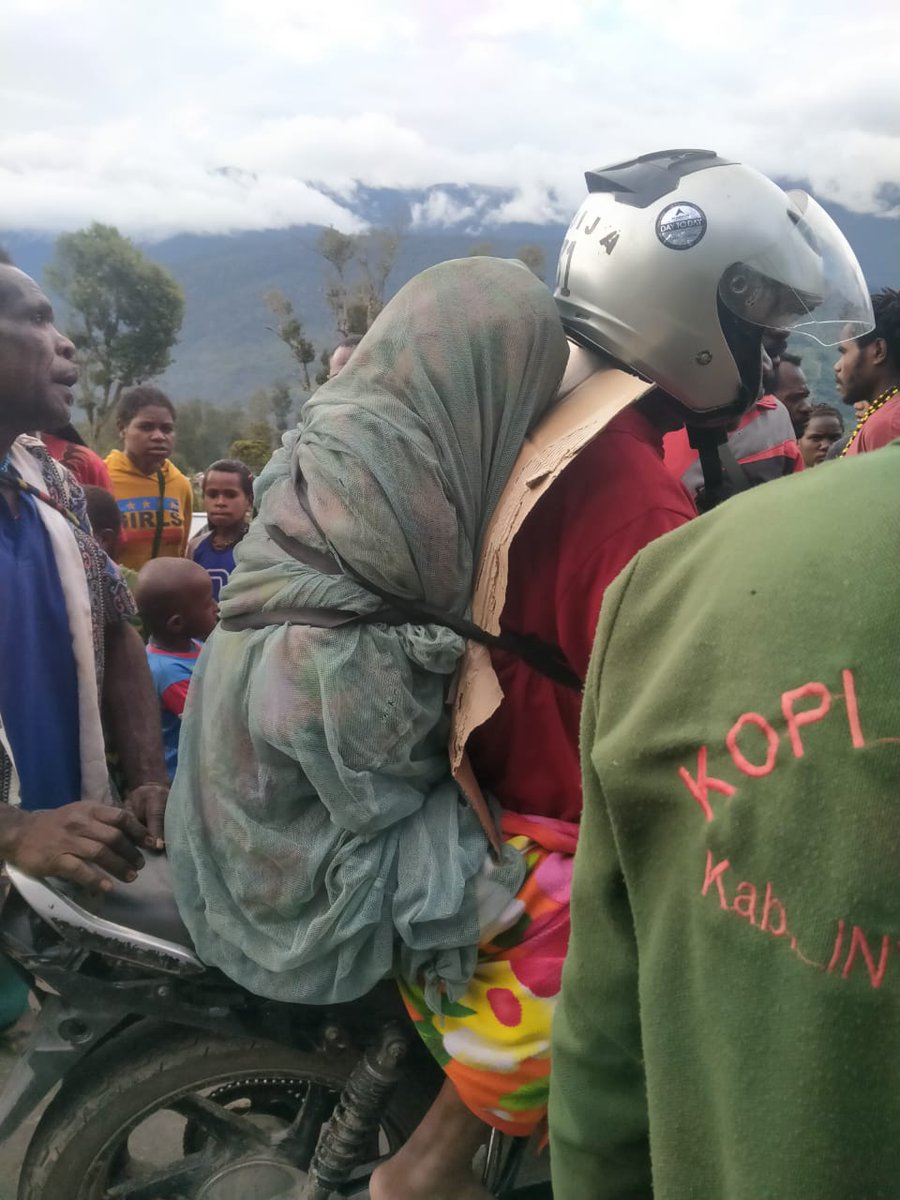Seorang Pendeta asal Distrik Hitadipa meninggal di Timika. Jenazahnya dikirim ke Bilogai, Sugapa. 

Karena trada mobil ambulance dan kendaraan roda 4 yg bisa antar jenazah, maka seorang pemuda ikat jasad Pdt tsb di belakang dia di atas motor layaknya org hidup &amp; antar ke Hitadipa
