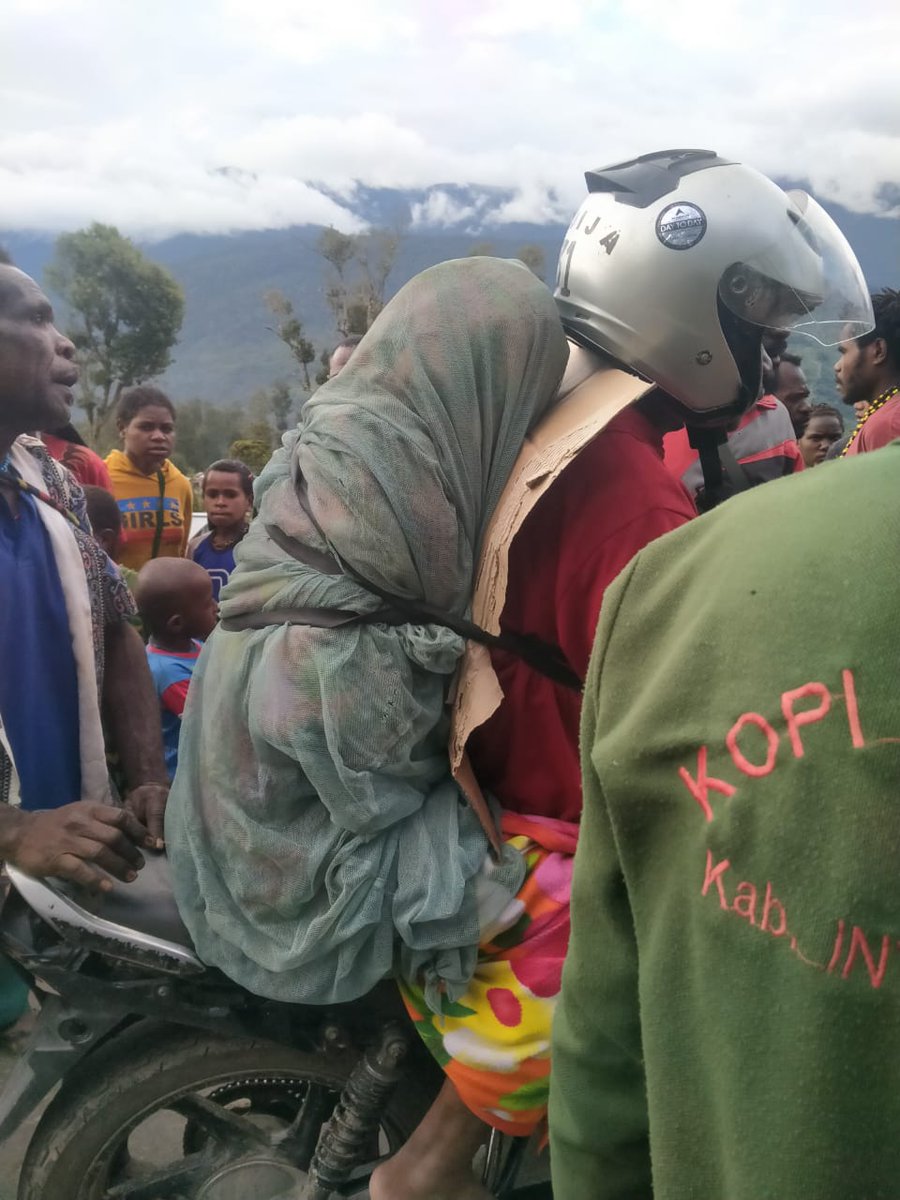 Seorang Pendeta asal Distrik Hitadipa meninggal di Timika. Jenazahnya dikirim ke Bilogai, Sugapa. Karena trada mobil ambulance dan kendaraan roda 4 yg bisa antar jenazah, maka seorang pemuda ikat jasad Pdt tsb di belakang dia di atas motor layaknya org hidup & antar ke Hitadipa