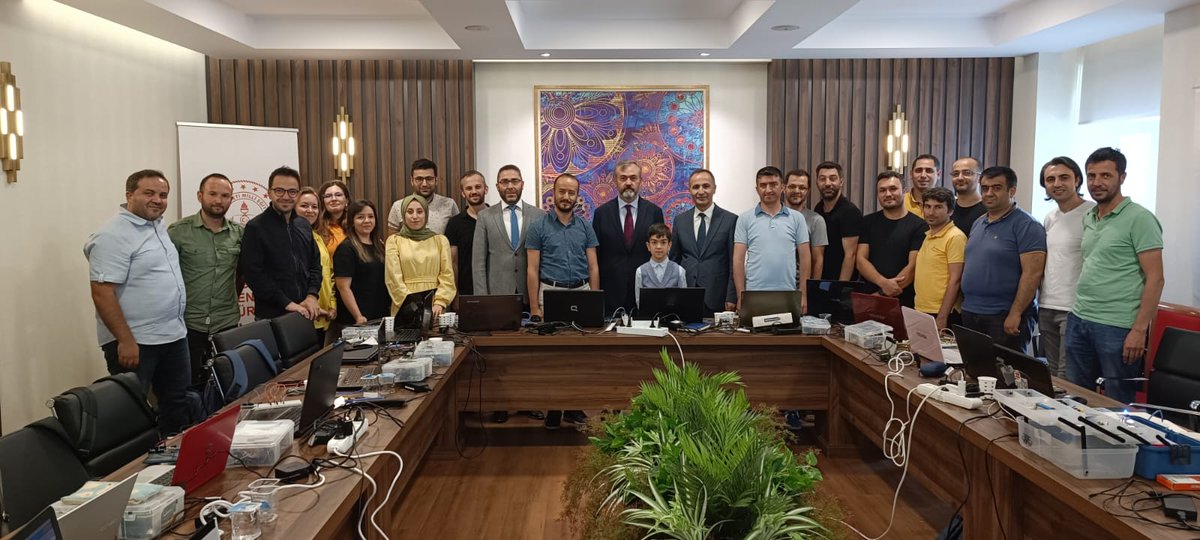 meb_dinogretimi's tweet photo. Daire Başkanlarımız Uğur Tecir ve Oğuzhan Özkan #feyzaprojesi pilot uygulama eğitimlerini ziyaret ederek incelemelerde bulundular, katılımcılara başarılar dilediler.
Pilot uygulama ile projenin eğitici eğitimi içerikleri belirlendi.
@ugur_tecir
@mehmetnezirg 
@yilmaznazif https://t.co/AP2X9dndHy