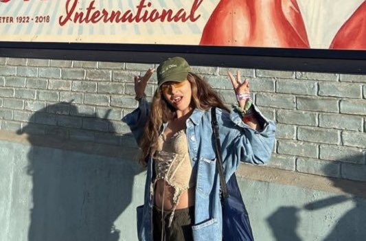 JTHOURLY's tweet photo. jade thirlwall at glastonbury, 2022 https://t.co/Fz3bDFey2i