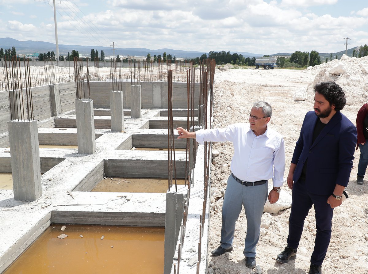 kutahyabel's tweet photo. KÜTAHYA’YA YENİ KAMYON GARAJI
Kütahya Belediyesi yeni kamyon garajı inşaatı Kütahya OSB yol güzergahında devam ediyor. İnşaat alanında incelemelerde bulunan Belediye başkanı Prof. Dr. Alim Işık, yüklenici firmadan inşaat ile ilgili bilgiler aldı.
#kütahyabelediyesi #belediye https://t.co/n2G2o6DNQ3