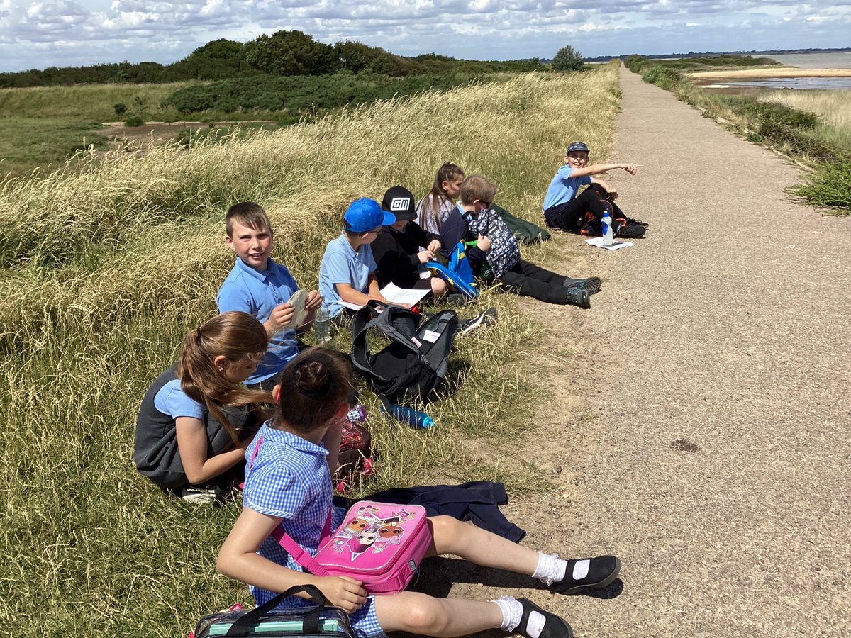 MissSmithRAV's tweet photo. We had a magical day at Walton-on-the-Naze yesterday looking for fossils and sharks teeth! 🪨🦈🦷 https://t.co/TcE6CJ5oP4