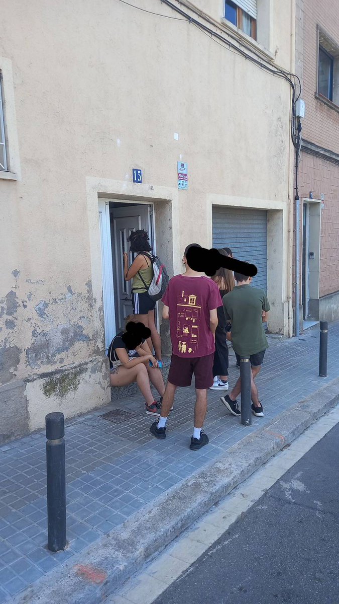 Ja estem aquí i som unes quantes! 
Apropeu-vos al c/ Argimon 15