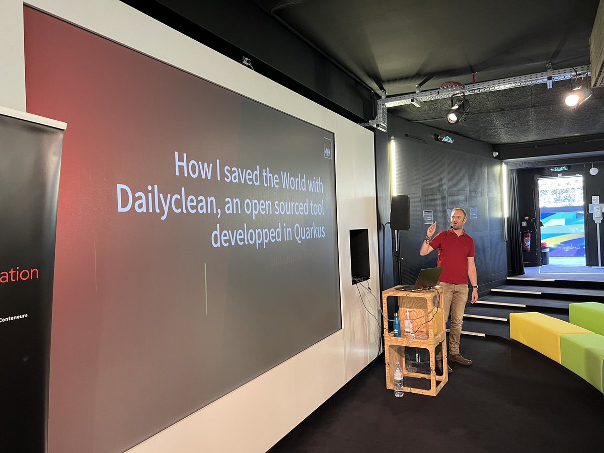 sebi2706's tweet photo. Maintenant c’est @gthomasIT qui nous présente « DailyCleaner : une application @QuarkusIO au service de la planète » ! #DevNationday France https://t.co/qQsbE7yuug