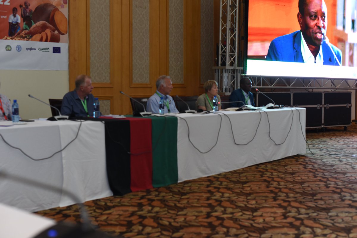APA_CONFERENCE's tweet photo. "True seed is a new technology and we have to train people on how to use the technology. @Cipotato introduced this in the 90s in some countries in sub Saharan Africa" Paul Demo @Cipotato Regional Director for Africa. 

#APAMW2022 #potato https://t.co/EMY2uwDBhi