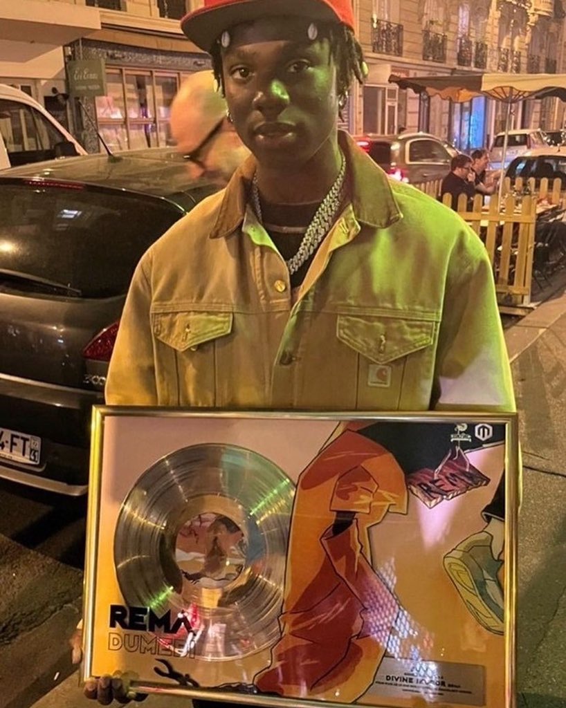 MoreBranches's tweet image. The POV is Nigerian artistes showing us international awards are fly accessories. 
Choose your fighter.

#StyleTuesday #MoreBranchesFashion