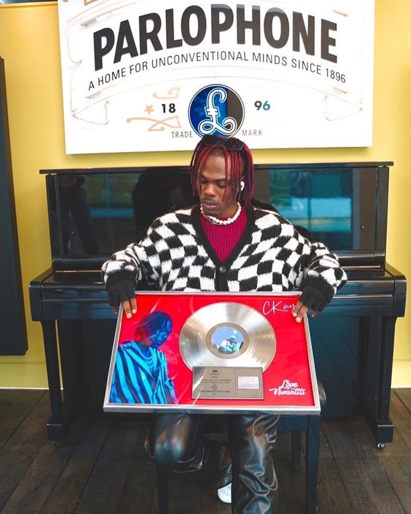 MoreBranches's tweet image. The POV is Nigerian artistes showing us international awards are fly accessories. 
Choose your fighter.

#StyleTuesday #MoreBranchesFashion