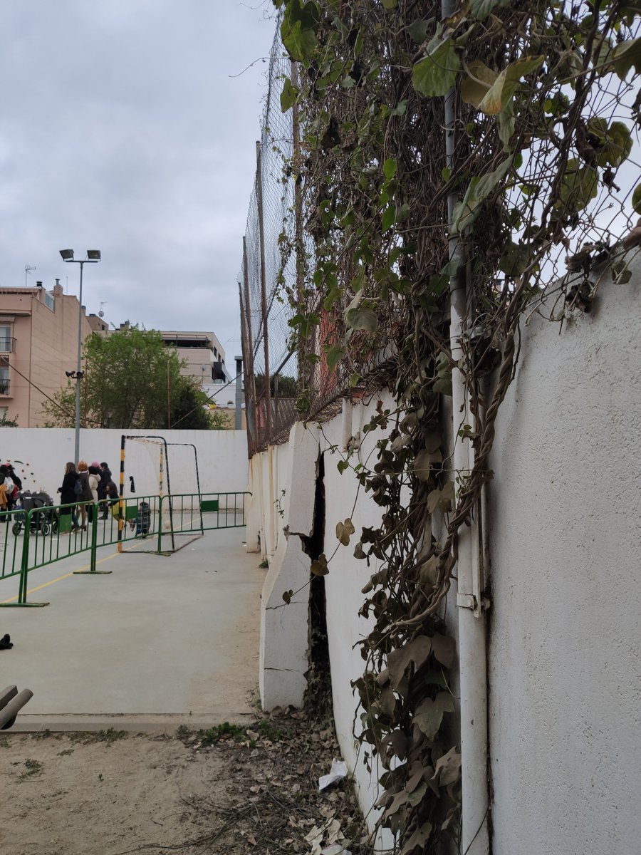 El més calent és a l'aigüera. Mig any per arreglar un mur que ha posat en greu risc la seguretat dels infants. Què en serà de la resta? 
Perquè sí, hi ha resta, obrim fil👇(1/5)
#VolemEdificiNou