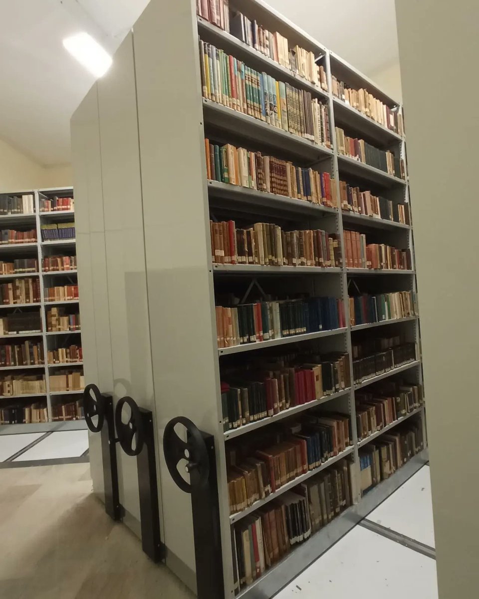 𝐓𝐫𝐚𝐬𝐥𝐨𝐜𝐨 𝐭𝐞𝐫𝐦𝐢𝐧𝐚𝐭𝐨!
Dopo una settimana di intenso lavoro, il secondo, grande ed importante trasloco è giunto al termine.
I libri respirano aria nuova 📚🌈