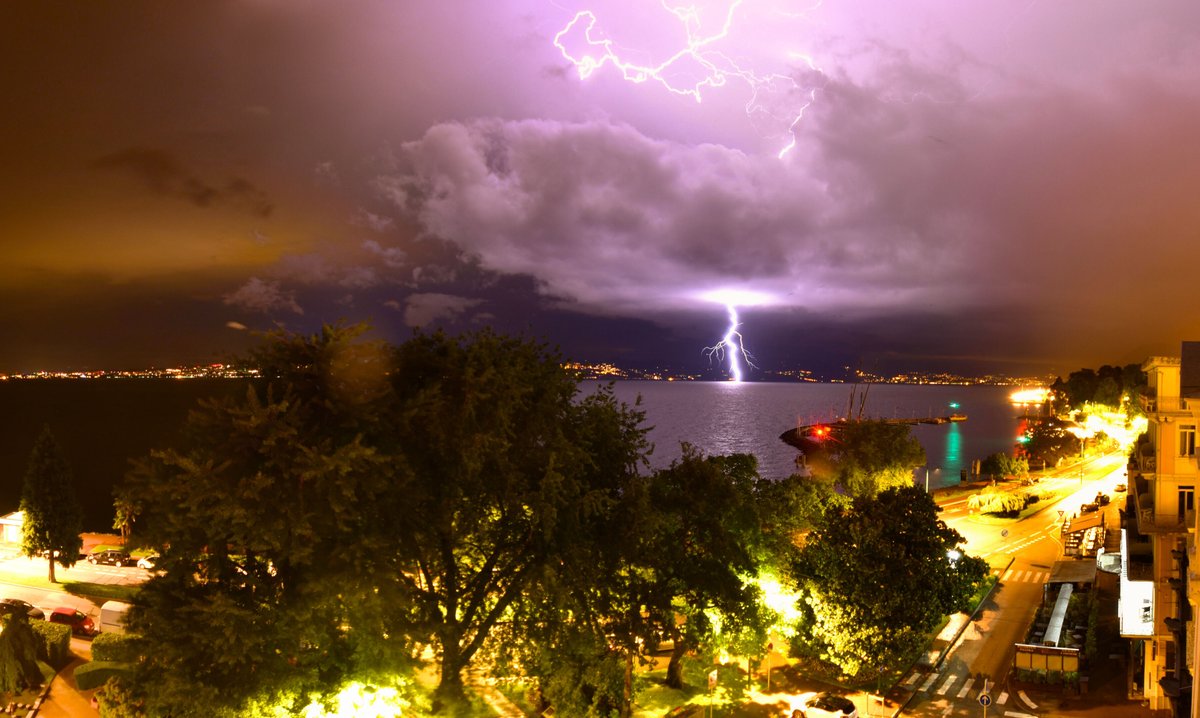 skaping's tweet photo. Forte activité orageuse cette nuit sur le lac Leman ⚡️
@meteofrance @Meteovilles @meteociel @EvianTourisme @evian_ville https://t.co/XZNEYigVUY