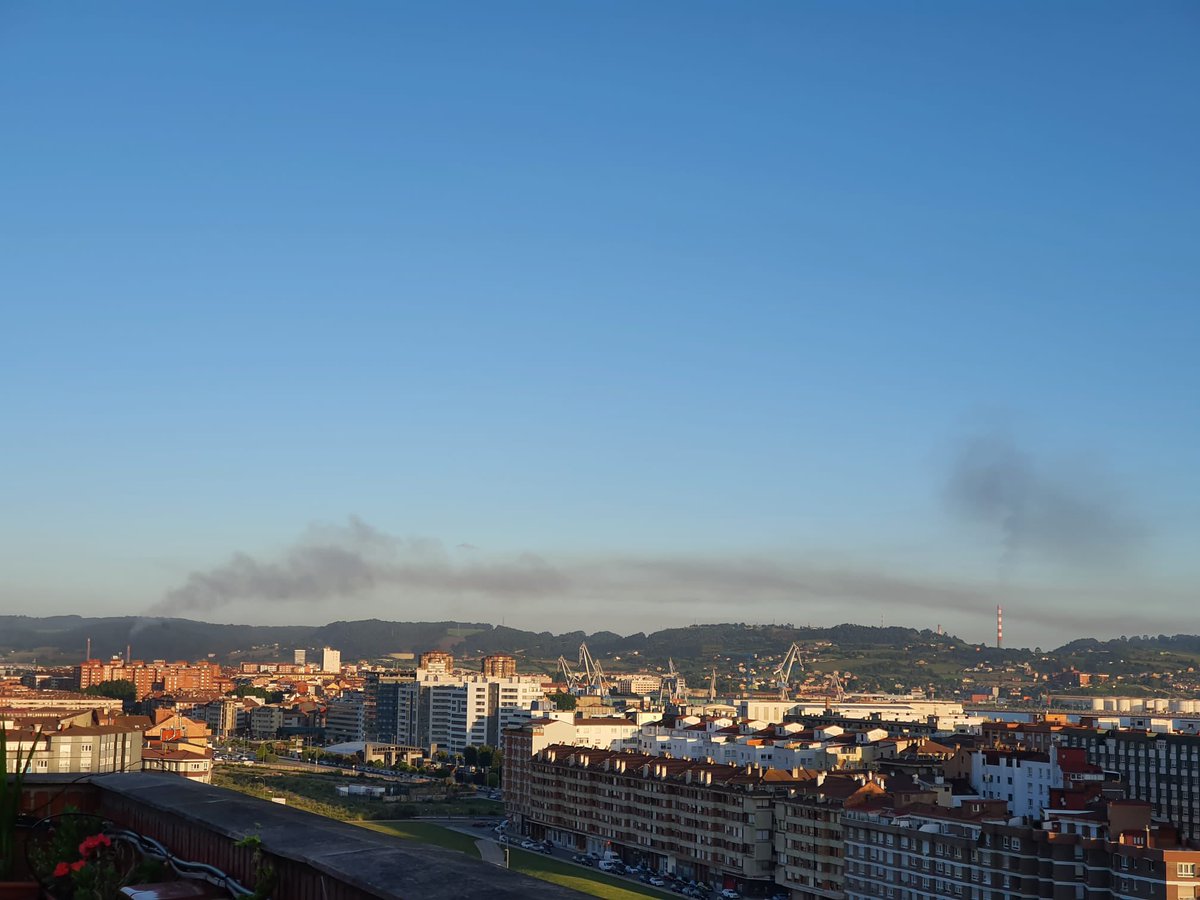 Hoy amanecimos así: combo Aboño y Arcelor.
Agenda 2030 🙄
#gijonomia #postalesdesdegijon #contaminacion