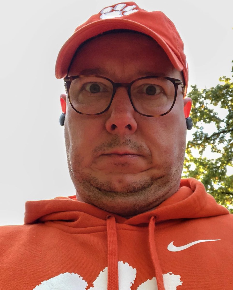 AndreasHgott's tweet photo. Letzte Woche das Bier zur Folge, jetzt (wieder) Klamotte zur Folge. Wenn das Schwester Ratched herausfindet…😂🎙🧺 #alwaysmatching #thethrillofvariety #jockwasherpodcast #thegermanatmizzou https://t.co/V2g8Mp4vQY