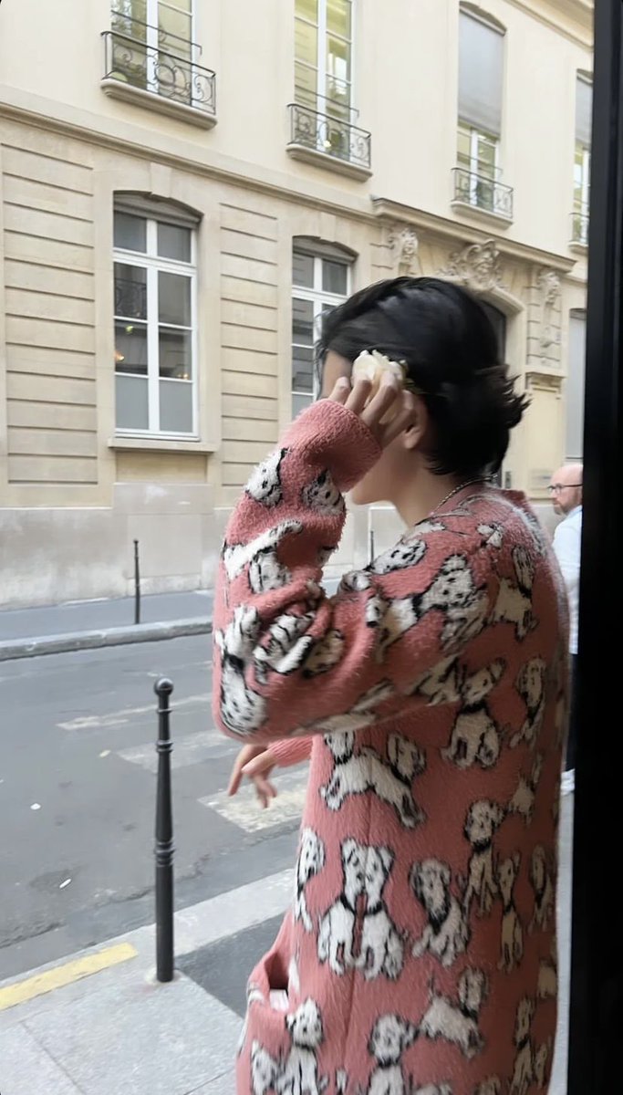 solasalyaski's tweet photo. 🗼

#TaehyungInParis #TAEHYUNGxCeline #TaehyungxCelinePFW #TAEHYUNG #KIMTAEHYUNG https://t.co/9kE2tE73es