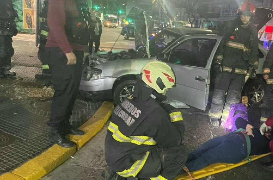 AlertasTransito's tweet photo. 💥 #Choque en  #Palermos 
Fue entre 2 autos en Austria y Santa Fe. Uno de los vehículos impactó contra poste.
Bomberos rescató a la conductora.
👉 https://t.co/liL2ThPUUz
#AlertasTransito
https://t.co/iE0Uc4OuRh https://t.co/7497Xe9bYl