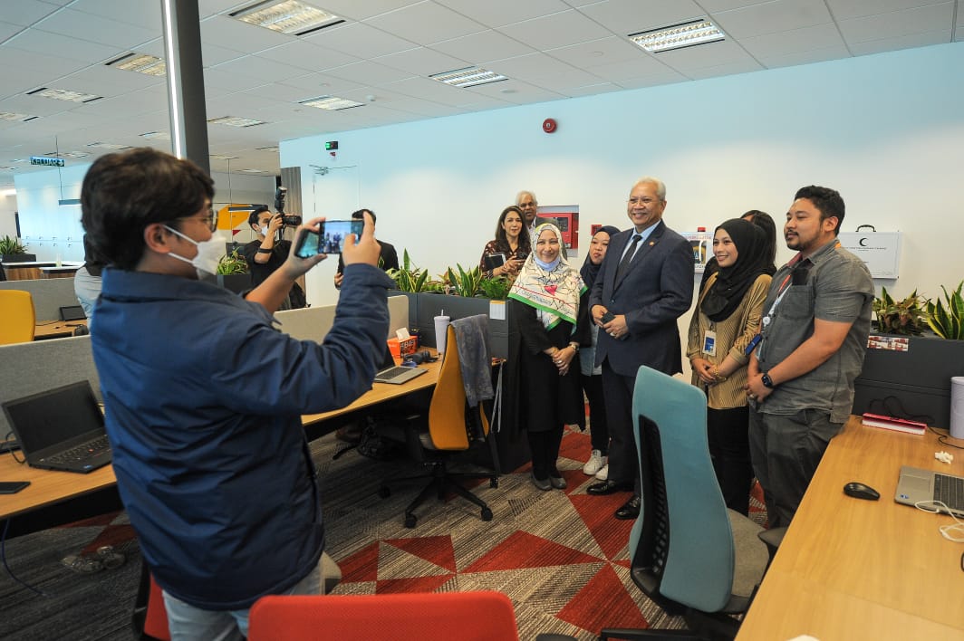 MenKOMM melawat pejabat DNB untuk mendapatkan taklimat status terkini perlaksanaan projek 5G negara.